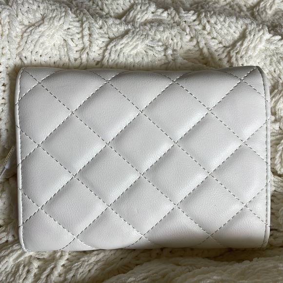 NWT- Urban Expressions white Wendy vegan leather bag with detachable chain - Picture 3 of 11